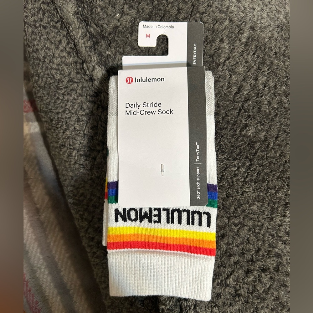 Lululemon women’s medium mid-crew socks